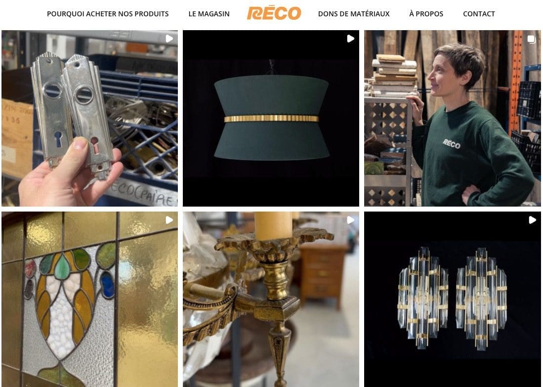 "Un collage de six images exposées par Réco capture l'essence d'Architecture Sans Frontières. En haut à gauche : des plaques métalliques décoratives. En haut au centre : un lustre vintage. En haut à droite : une personne vêtue d'un pull-over vert. En bas à gauche : un vitrail. En bas au centre : bougeoir en métal orné. En bas à droite : art mural en métal."