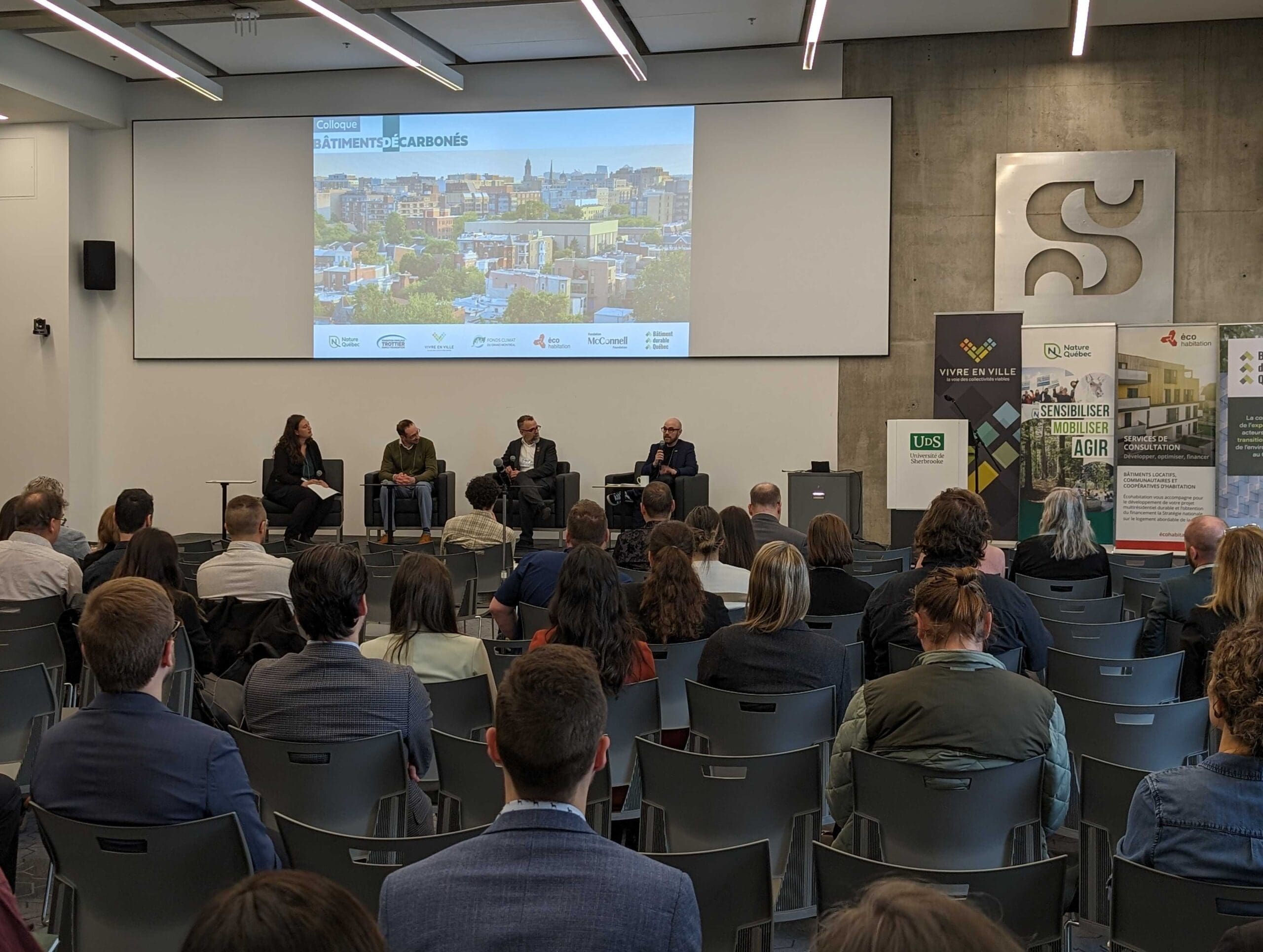 "Dans une salle de conférence moderne