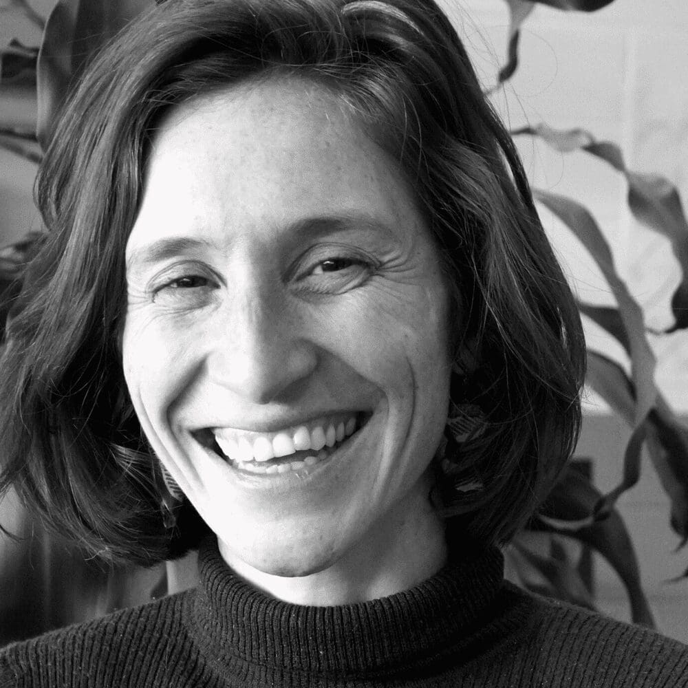 Estelle Le Roux, Directrice Générale de Village Urbain en noir et blanc