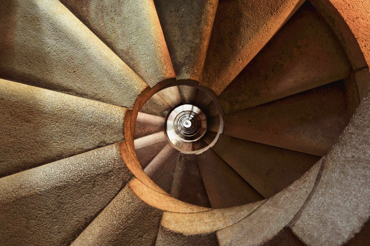 "Un escalier de pierre en spirale vu du dessus