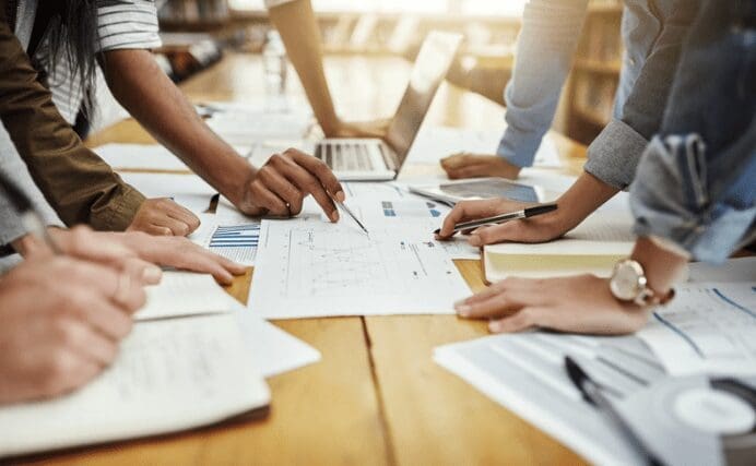 "Un groupe de personnes autour d'une table