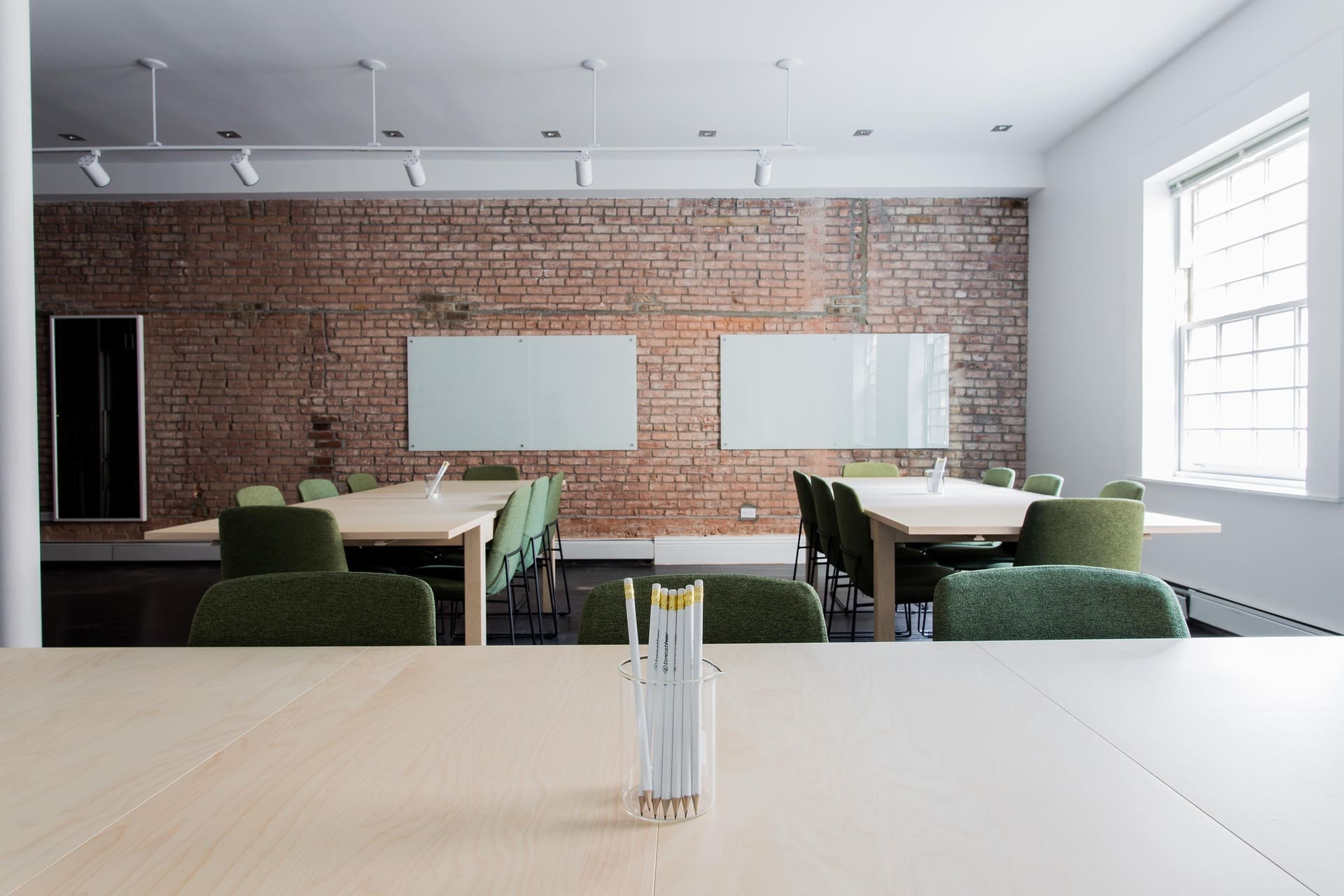 Salle de conférence avec un mur de brique