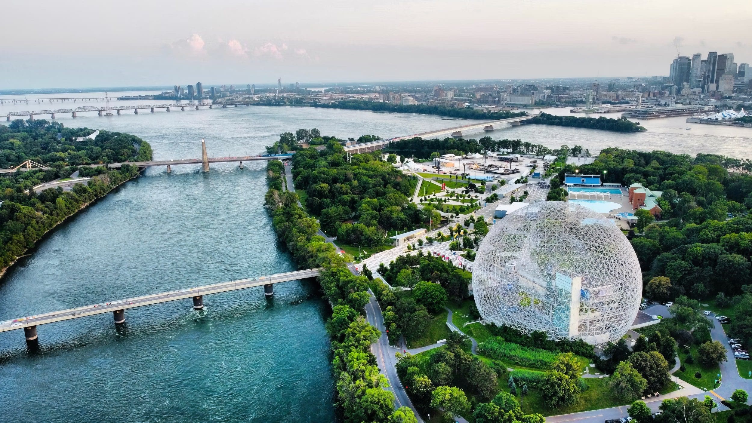 vue aérienne du parc jean drapeau de montréal