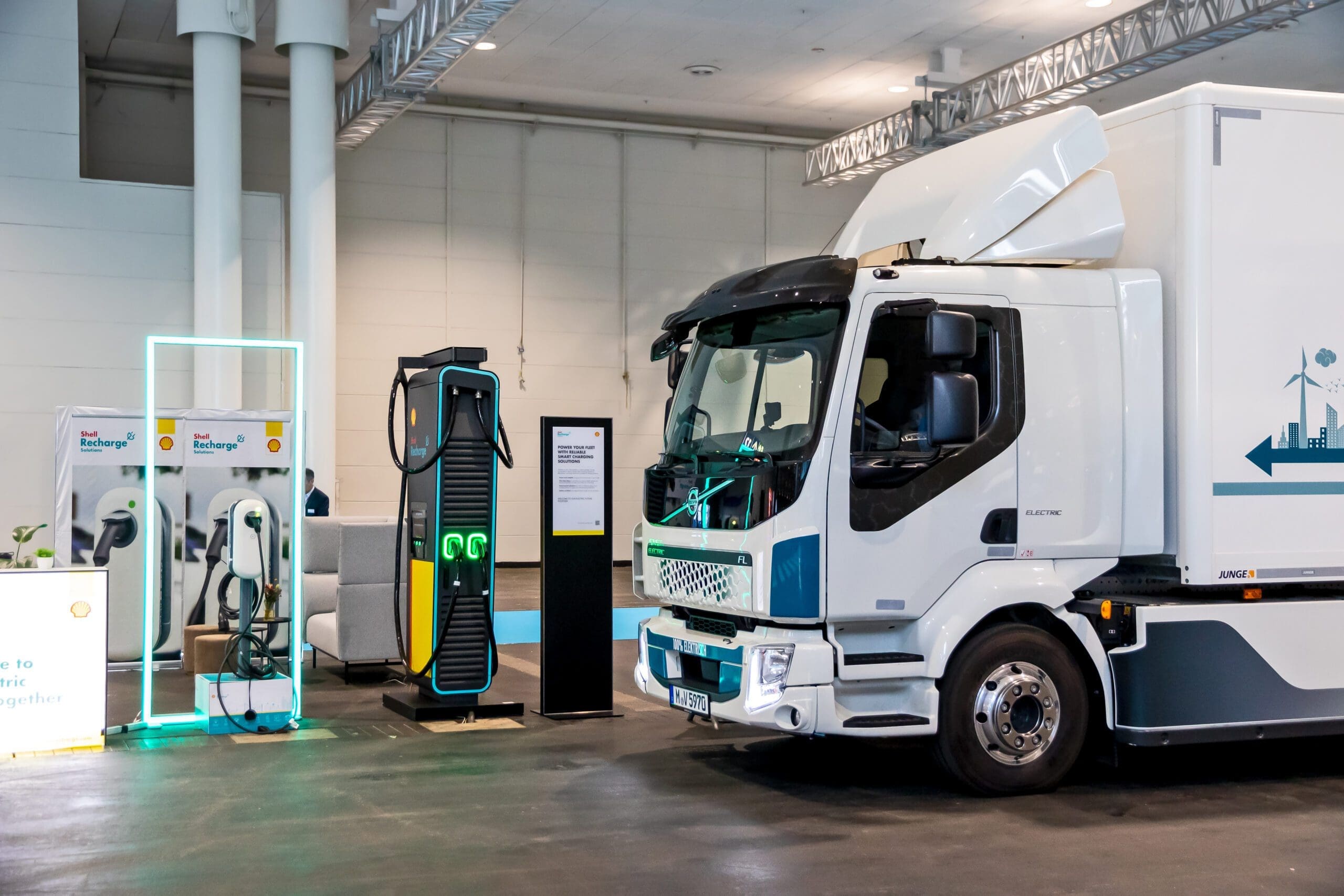 Camion Volvo FL Electric à une station de recharge pour véhicules électriques au salon du transport IAA de Hanovre en Allemagne.