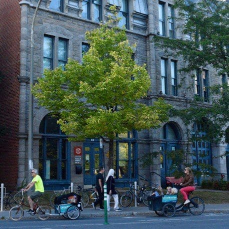 Deux personnes roulant en vélo locomotion sur une piste cyclable de Montréal