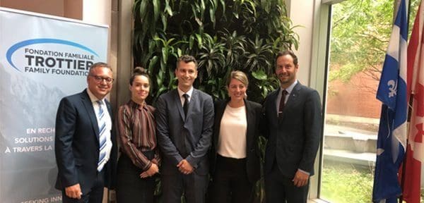 Cinq personnes se tiennent debout devant un mur végétal, à la Maison du Développenent Durable à Montréal, pour inaugurer la création du centre climat de Montréal.