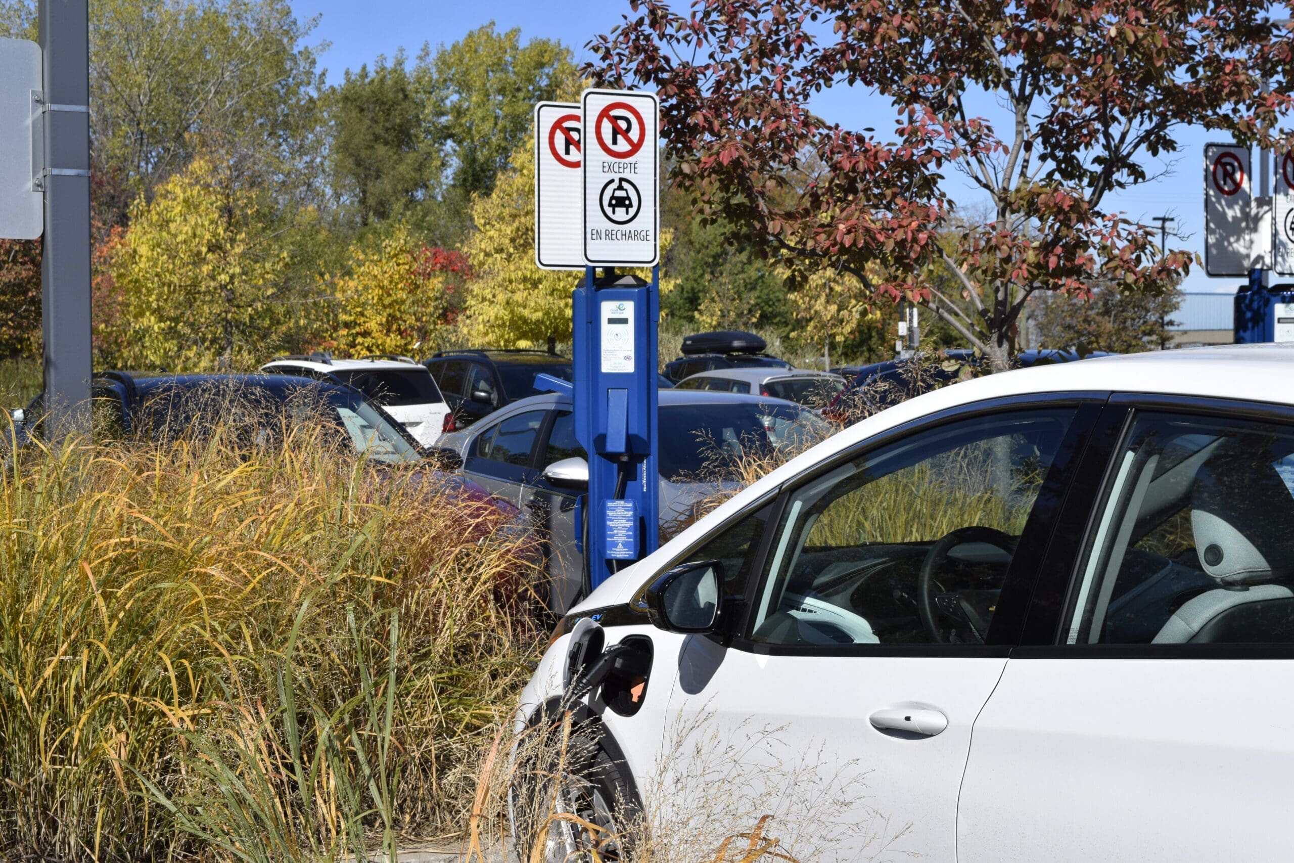 Voiture électrique en charge stationné à l'extérieur