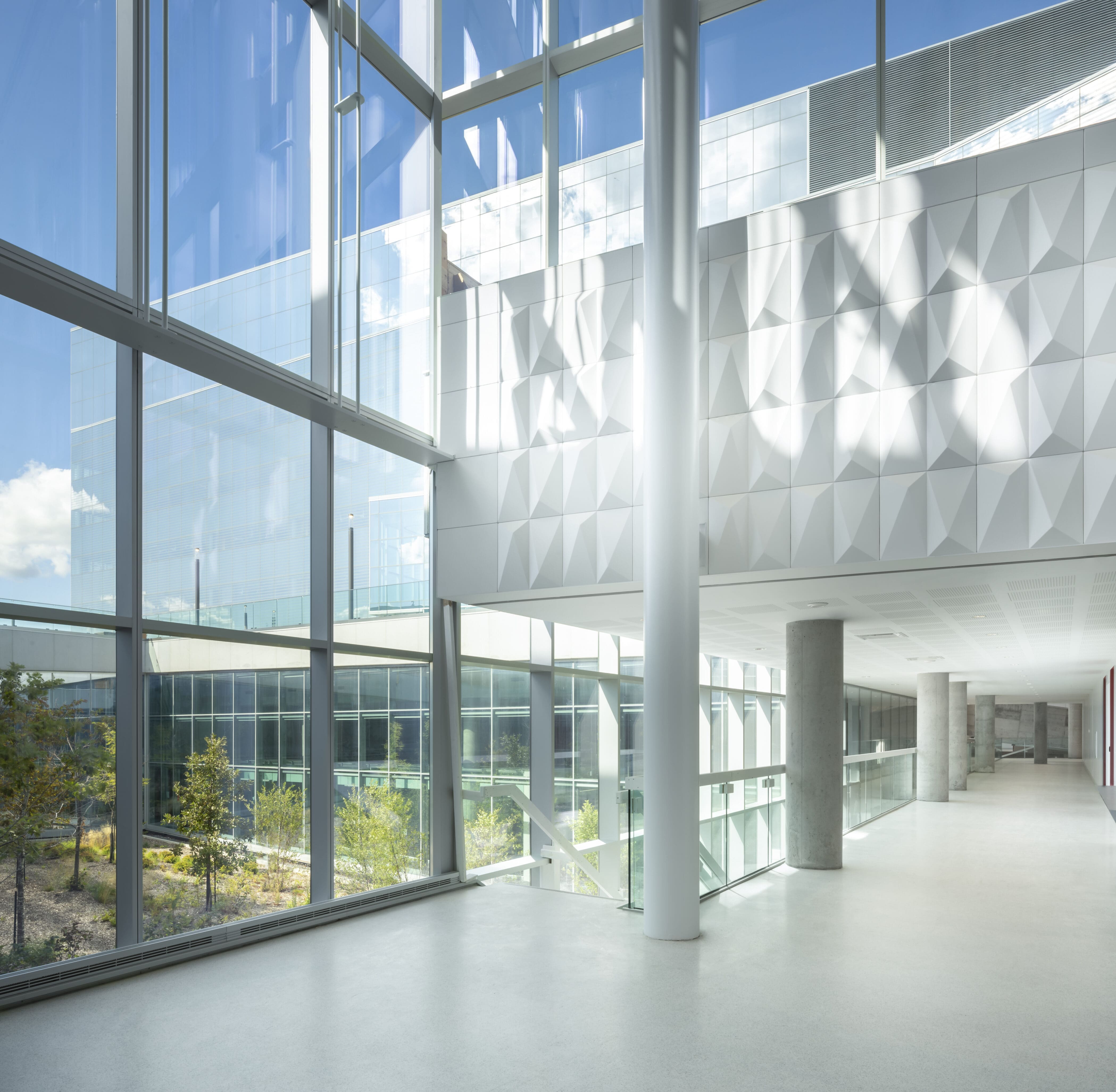 Photo du complexe des sciences du campus MIL de L'Université de Montréal