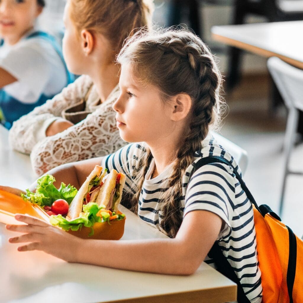 Une élève profite d'un menu de santé planétaire